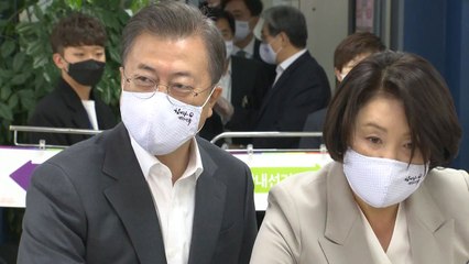 문 대통령 부부, 21대 총선 사전투표 참여 / YTN