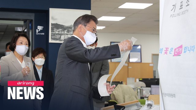 President Moon, First Lady cast ballots in early voting for general elections