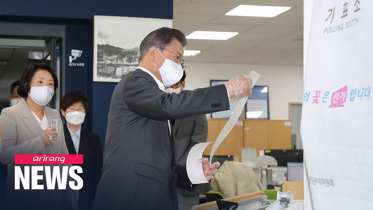 President Moon, First Lady cast ballots in early voting for general elections