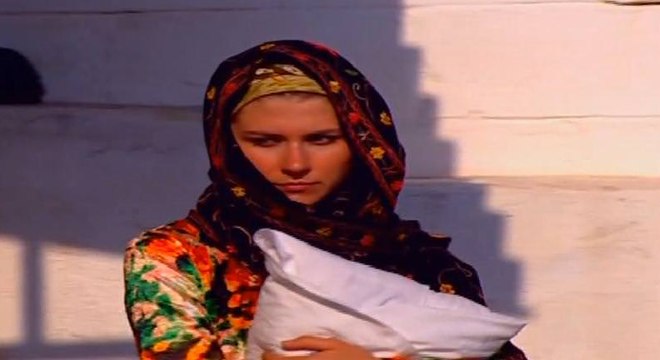 Hediye Bohçasını Alıp Kaçıyor |İki Keklik Bir Kayada Ötüyor