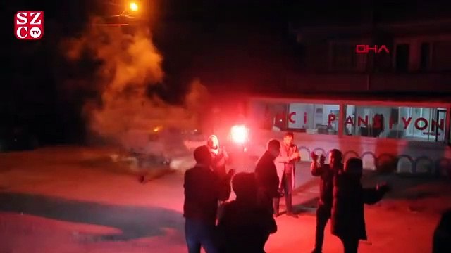 Kavgayı ayırmaya gelen polislere meşaleli, pastalı sürpriz