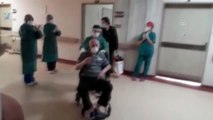 Kovid-19'u yenen iki hasta alkışlarla hastaneden ayrıldı