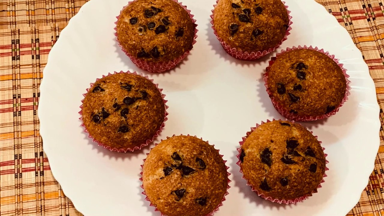How to make Chocolate chip muffins | Bakery style | Homemade | चॉकलेट चिप मफ्फिन