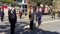Emniyet mensupları koronavirüs tedbirlerine uyarak Atatürk anıtına çelenk bıraktı