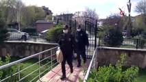 Yardıma gelen polis ve bekçileri kapıda ‘Fetih Suresi ile karşılıyor