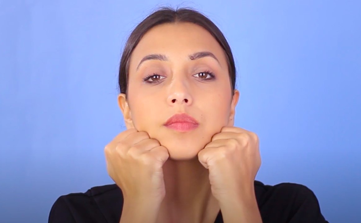 مساج للوجه يحارب التجاعيد في خمس دقائق