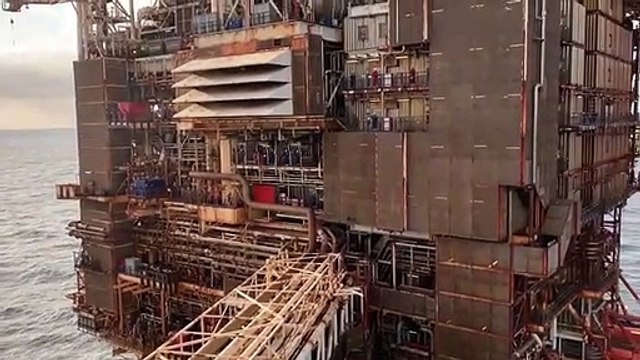 Offshore rig workers clap for NHS