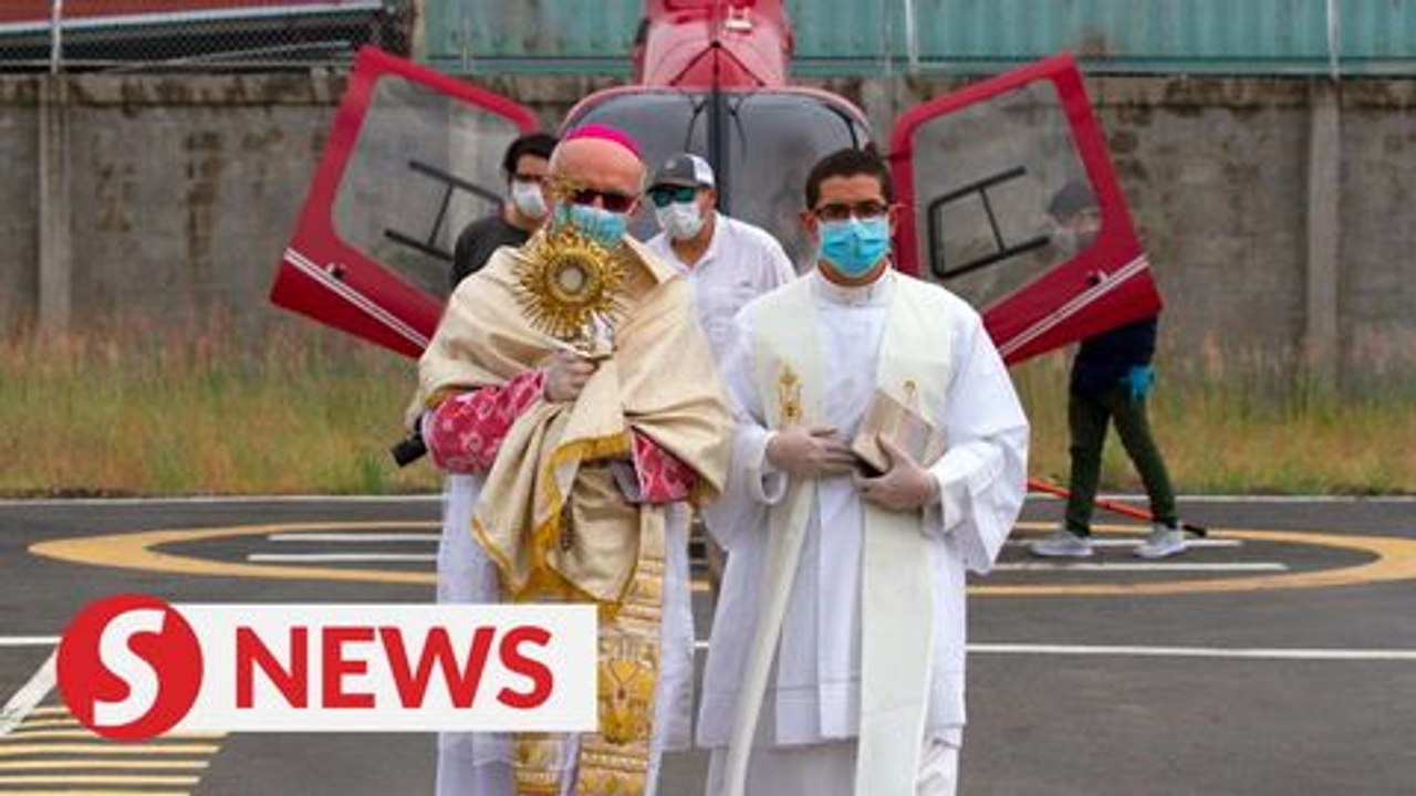 Ecuadorian churches lead Holy Thursday blessings from the air