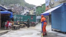 Coronavirus: à Rio de Janeiro, des employés de nettoyage se mobilisent pour désinfecter la favela Rocinha