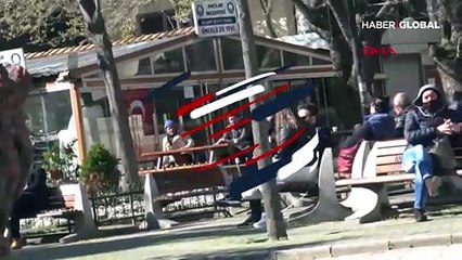 Parkta oturma tutkusu bitmiyor! Polis uzaklaştırıyor, onlar yeniden geliyor