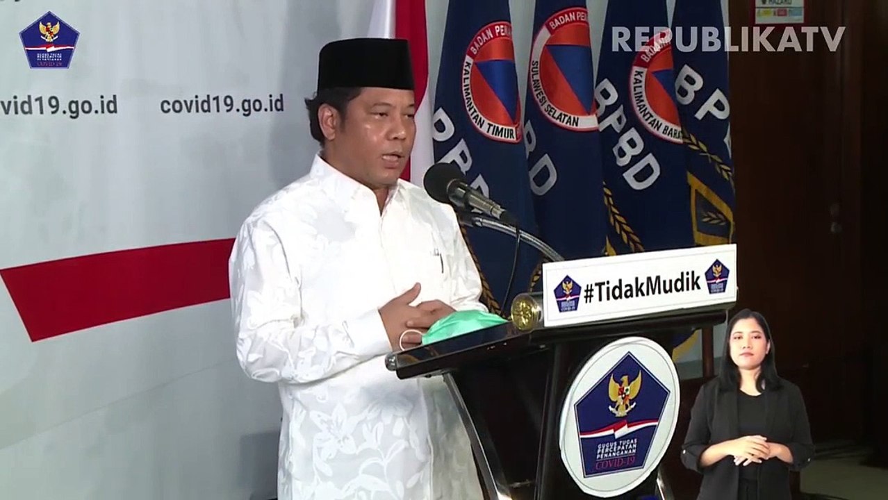 Umat muslim saat melaksanakan Tadarus Al-Quran di Masjid At-Tin, Jakarta.