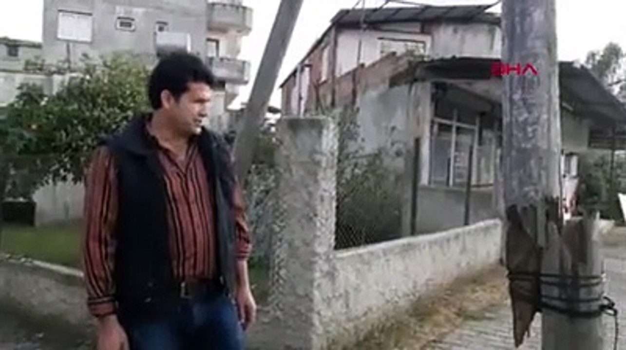 Rüzgarda iki parça olan ahşap telefon direğini kabloyla sabitlediler