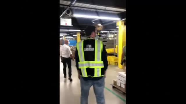 Bezos, fundador de Amazon, visita por sorpresa a sus empleados para darles ánimos