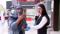 خفة دم مسن عراقي تُصيب مذيعة بنوبة من الضحك..  ماذا قال لها؟