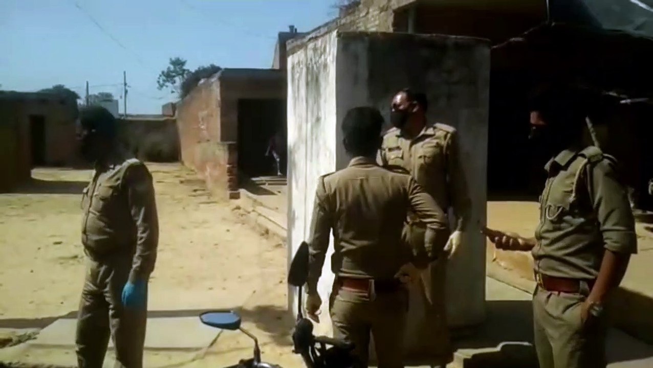 इटावा: चौकी इंचार्ज ने लाउडस्पीकर द्वारा लोगों को घर पर रहने की दी सलाह