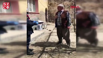 Descargar video: Emekli maaşını getiren jandarmaya, jandarma marşını okuyarak asker selamı verdi