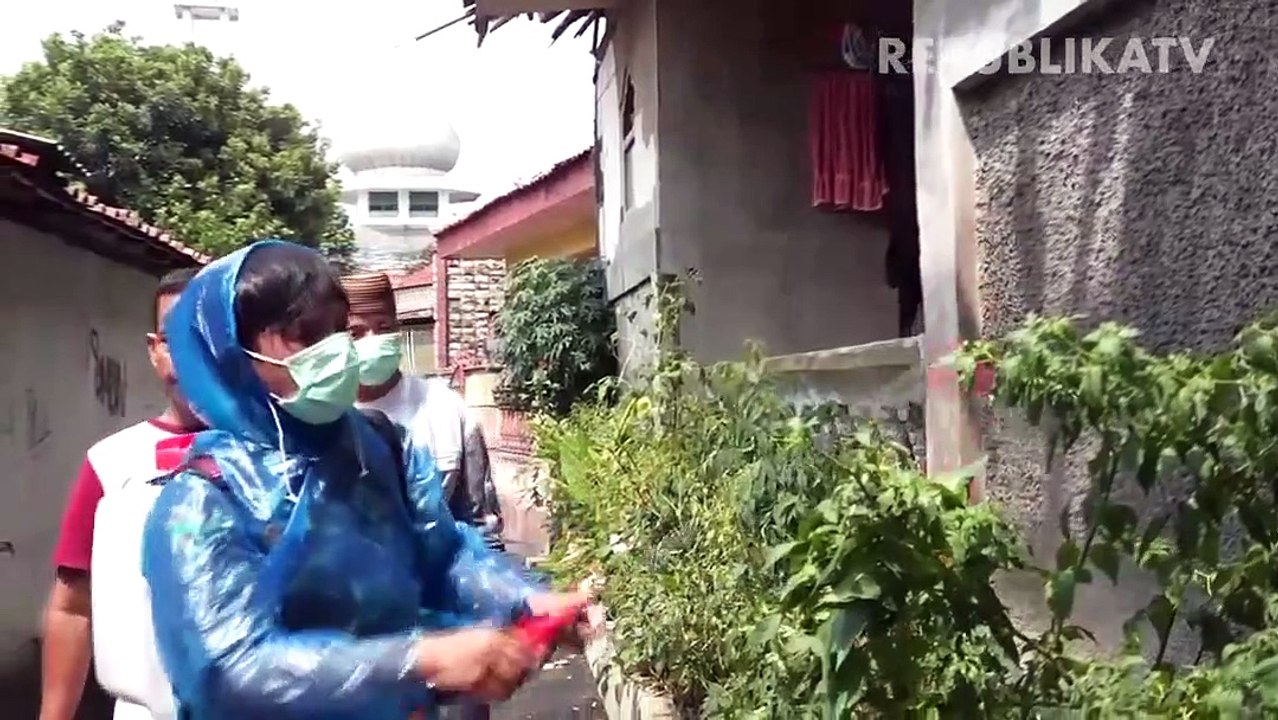 Petugas rumah sakit berjaga di depan ruangan isolasi di RSUD Kabupaten Tangerang, Kota Tangerang.