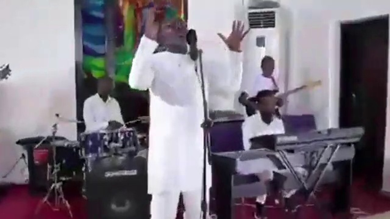 Coronavirus : le Président Weah chante Dieu et le Président Musseveni pompe