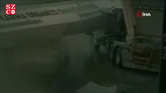 Damperi açık kalan kamyon 2 tonluk tabelayı yıktı