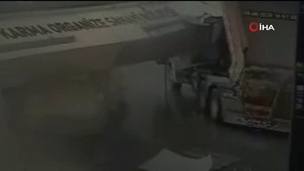 Damperi açık kalan kamyon 2 tonluk tabelayı yıktı