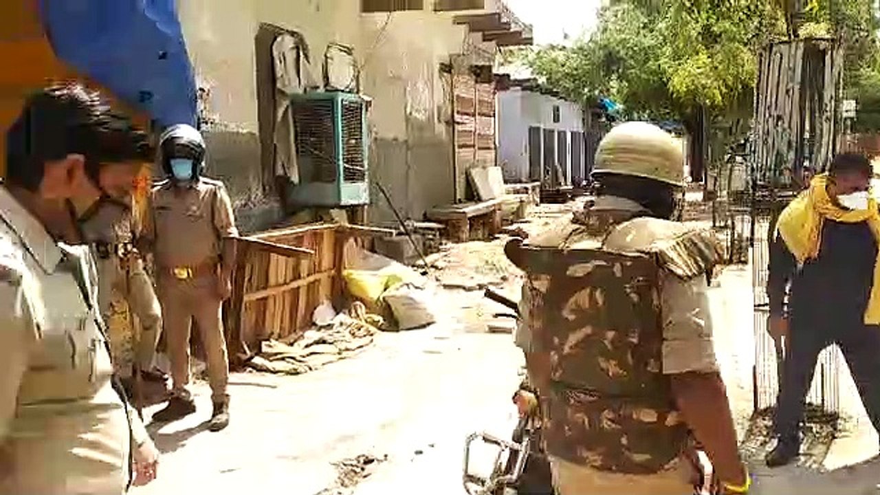 मथुरा: लॉक डाउन का पालन कराने गई पुलिस पर लाठी...