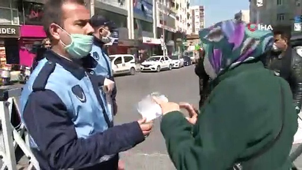 Esenler dörtyol Meydanı’na bariyerler kuruldu, vatandaşlar sırayla alınıyor