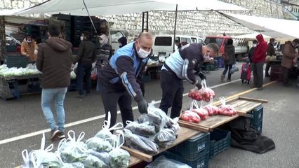 Pazarda ücretsiz meyve ve sebzeyle ihtiyaç sahiplerine belediyeden destek