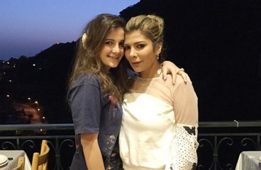 أصالة تحرج ابنتها في بث مباشر بسبب تظاهرها بنسيان اللغة العربية!