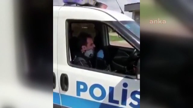 Aracından 'Koronavirüs' şarkısı söyleyen polis, gündem oldu: 'Çaresiz derdimin sebebi belli'