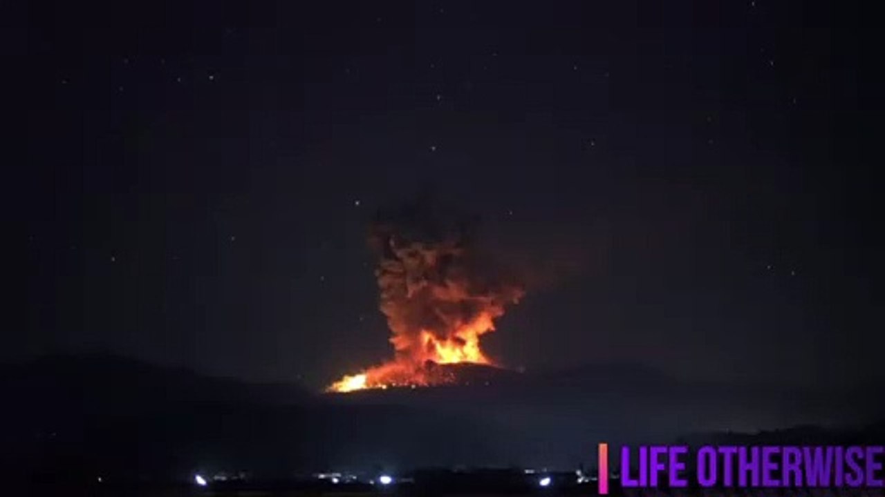 incredible explosive eruption of Shinmoedake volcano in Japan