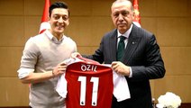 Erdoğan ile fotoğraf çektirdiği için Almanya'da tepki çeken ve bu yüzden milli takımı bırakan Mesut: Türk köklerime saygısızlık ettiler