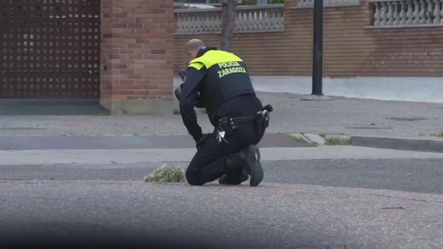 El homenaje de dos policías locales a las víctimas del Covid-19