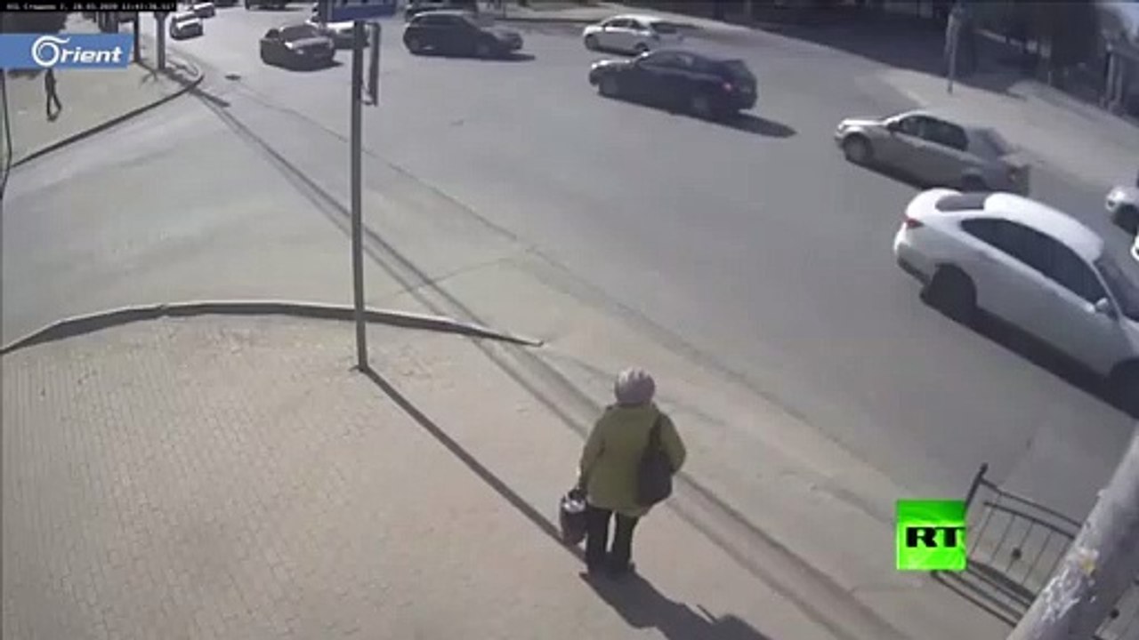 نجاة امرأة من الموت بأعجوبة جراء حادث سير