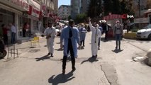 İzmir'de sağlık çalışanlarına hastane önünde moral konseri