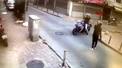 DİKKAT ÇEKMEMEK İÇİN SPOR HAREKETLERİ YAPAN HIRSIZLIK ŞÜPHELİLERİ KAMERADA