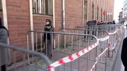 Sosyal mesafe kuralına uyunca PTT önünde kuyruklar uzadı