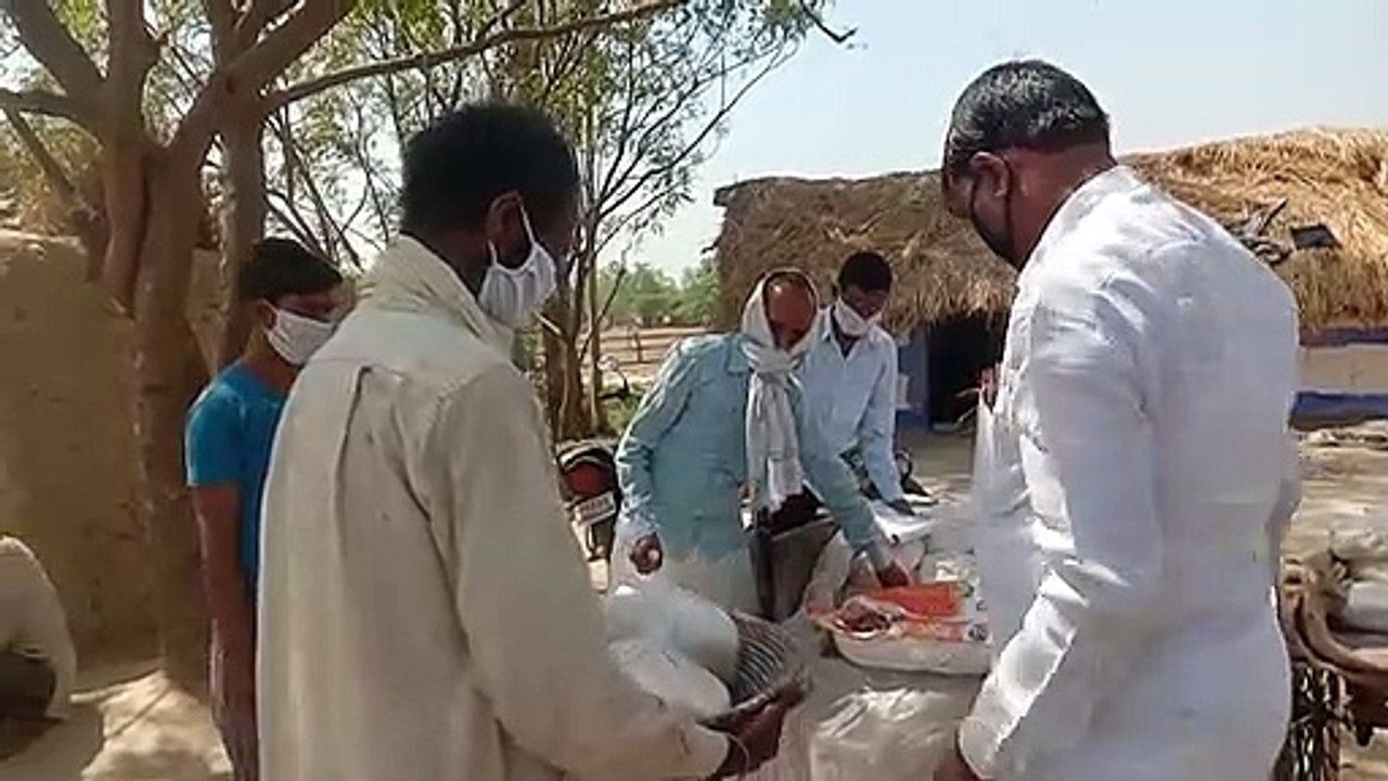 बाराबंकी: ग्राम प्रधान ने बांटे गरीबों व मजदूरों को खाद्य सामग्री
