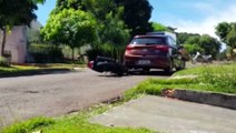 Motociclista é socorrido ao atingir veículo estacionado no Bairro Canadá