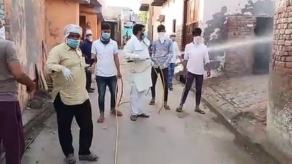 मथुरा: ग्रामीणों ने स्वयं ही किया गांव में सैनिटाइजर का छिड़काव