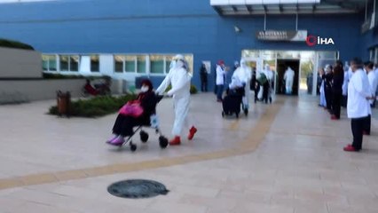 Tedavisi tamamlanan 16 umreci alkışlarla taburcu edildi