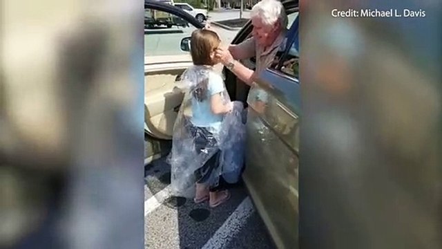 Avô embrulha a neta em plástico para poder abraçar o pai polícia