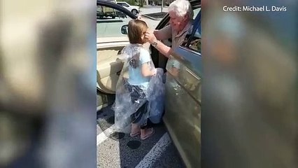 Avô embrulha a neta em plástico para poder abraçar o pai polícia