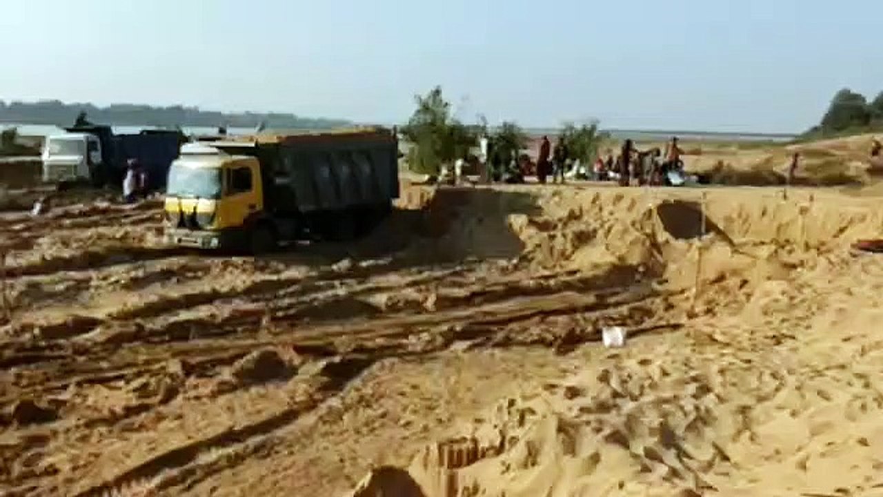 रेत खदानों पर मजदूरों ने किया प्रदर्शन