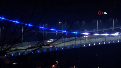 Boğaz Köprüleri polisler için mavi-beyaz ışıkla aydınlatıldı