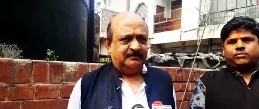 VIDEO: इनकम टैक्स अफसर बनकर महिला पहुंची शोरूम और हजारों का सामान लेकर हो गई रफूचक्कर, ऐसे पकड़ी गई