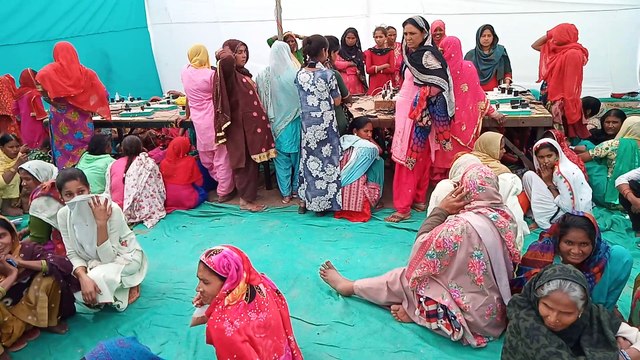 जायरीन यूं करते हैं मोबाइल चार्ज