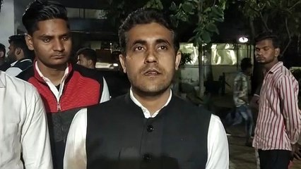 पहुंचे और उन्होंने बेकसूर छात्रों को छोड़ने की बात कही