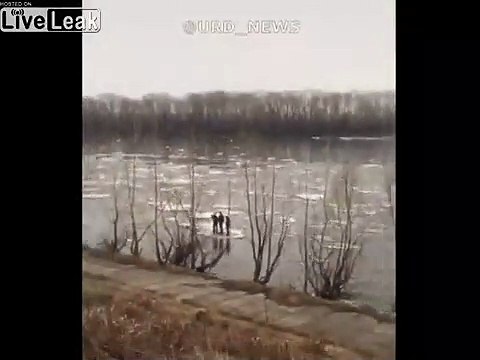 Coincés sur un morceau de glace, 3 hommes dérivent sur le fleuve !