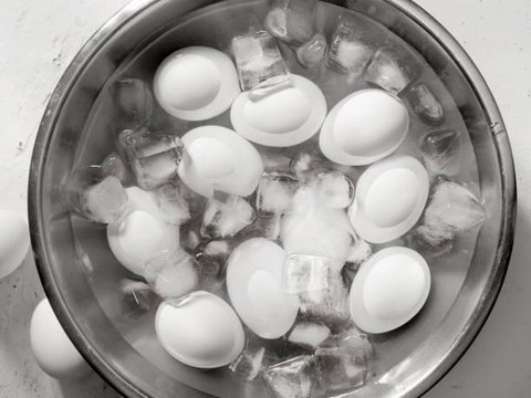 Boiling Easter Eggs: An Easy Guide on How to Boil Eggs for Easter