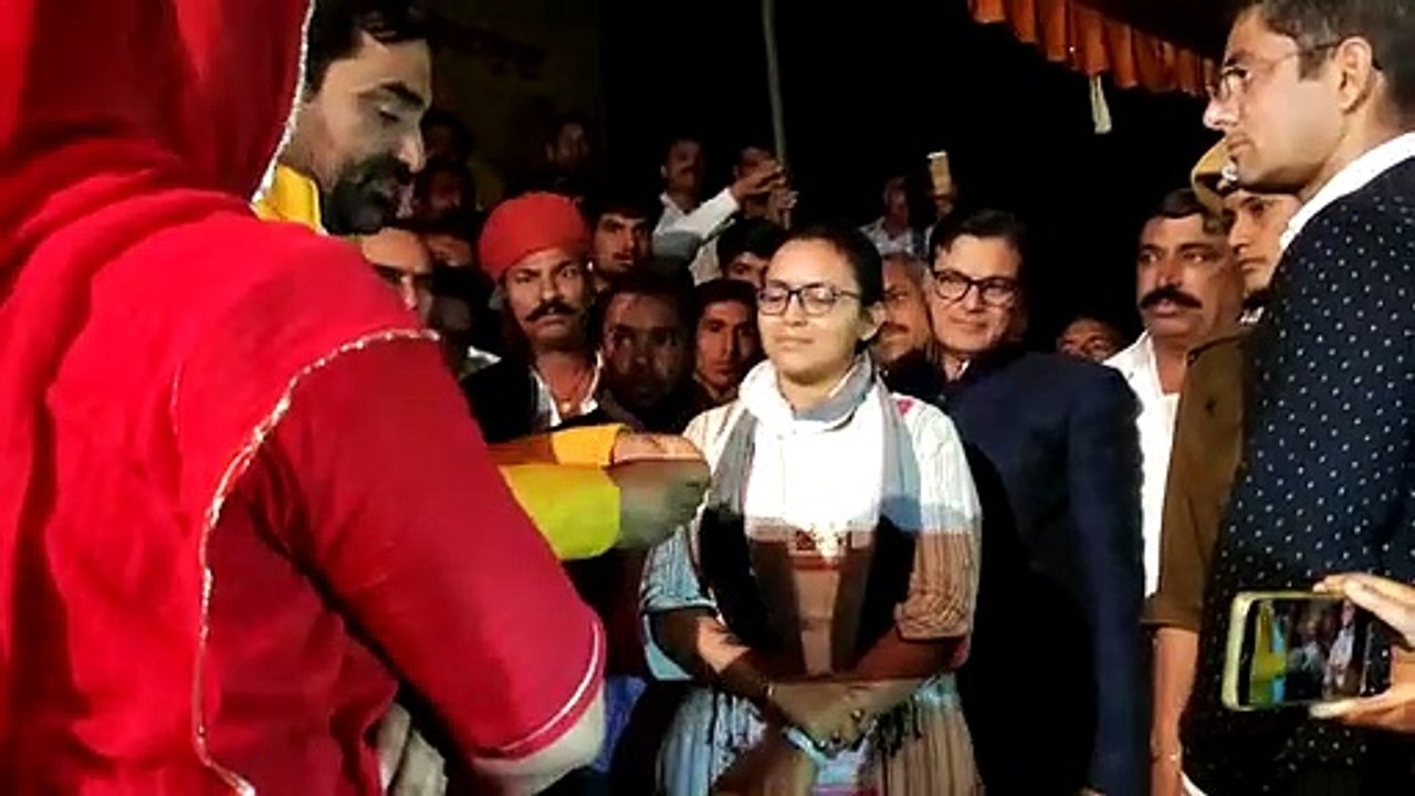 दो घंटे बाद धरना स्थल पहुंची एसडीएम, सांसद ने गुस्से में फाड़ा ज्ञापन